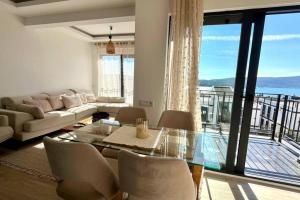 Stylish 2-Bedroom Apartment with Sea View, Tivat